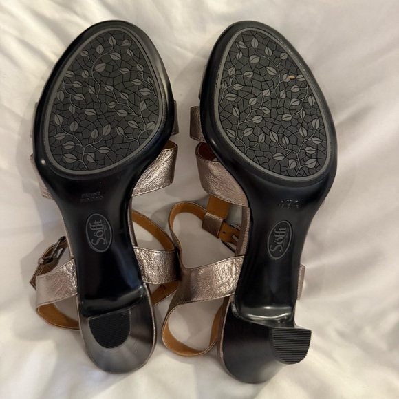 NWOT Sofft 9.5W Sabana Metallic Leather T-strap Sandal - Picture 7 of 7
